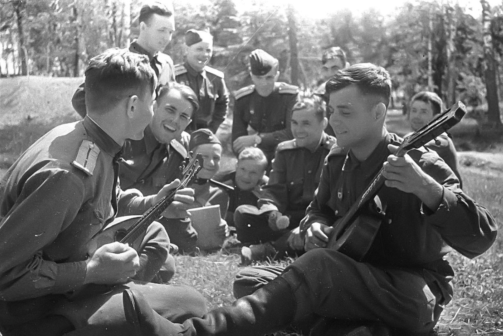 Песнь ссср. Солдаты на войне 1941-1945. Военные фотографии. Солдаты ВОВ. Советские солдаты отдыхают.