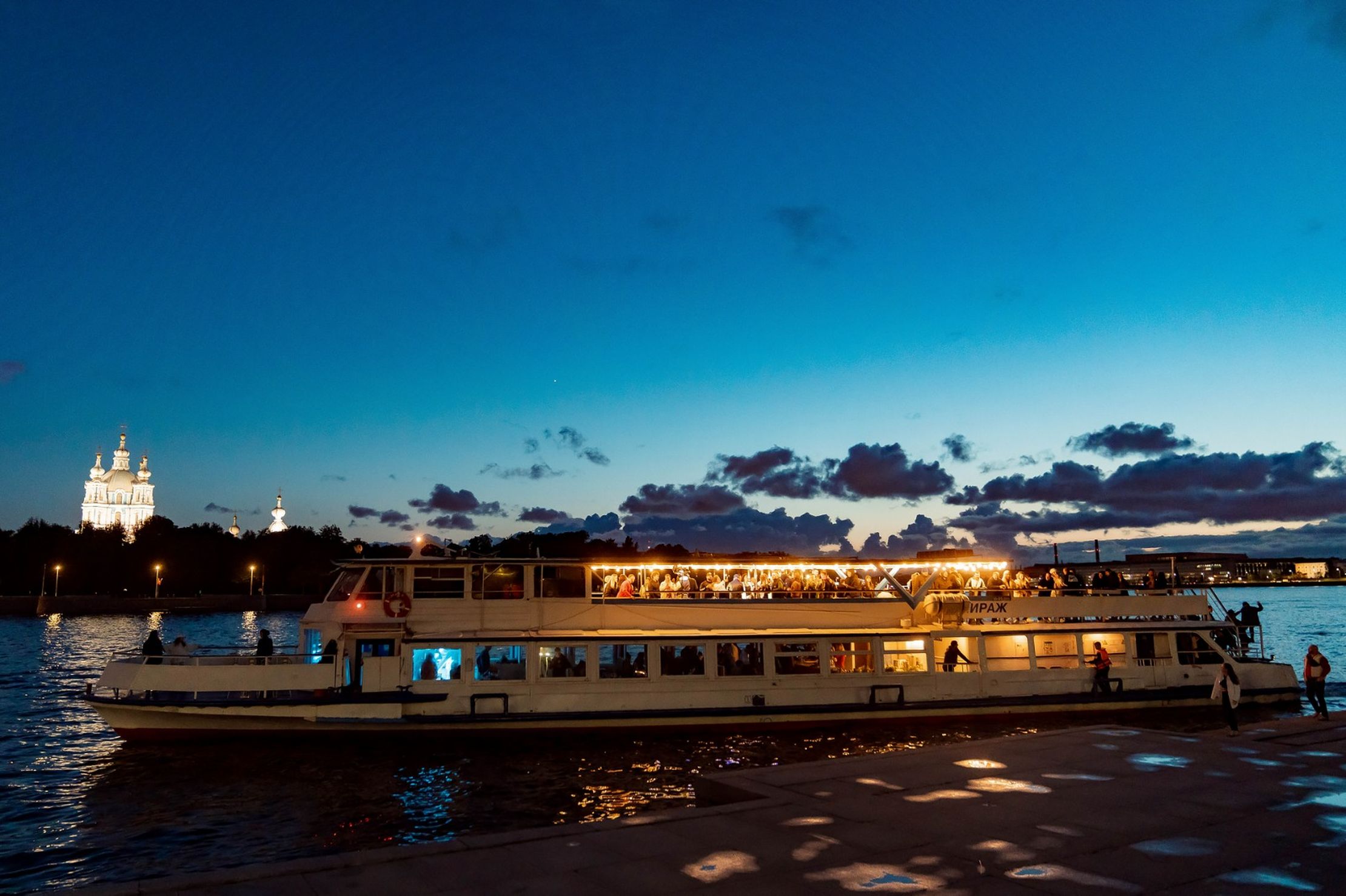 Дискотека под разводными мостами на двухпалубном теплоходе