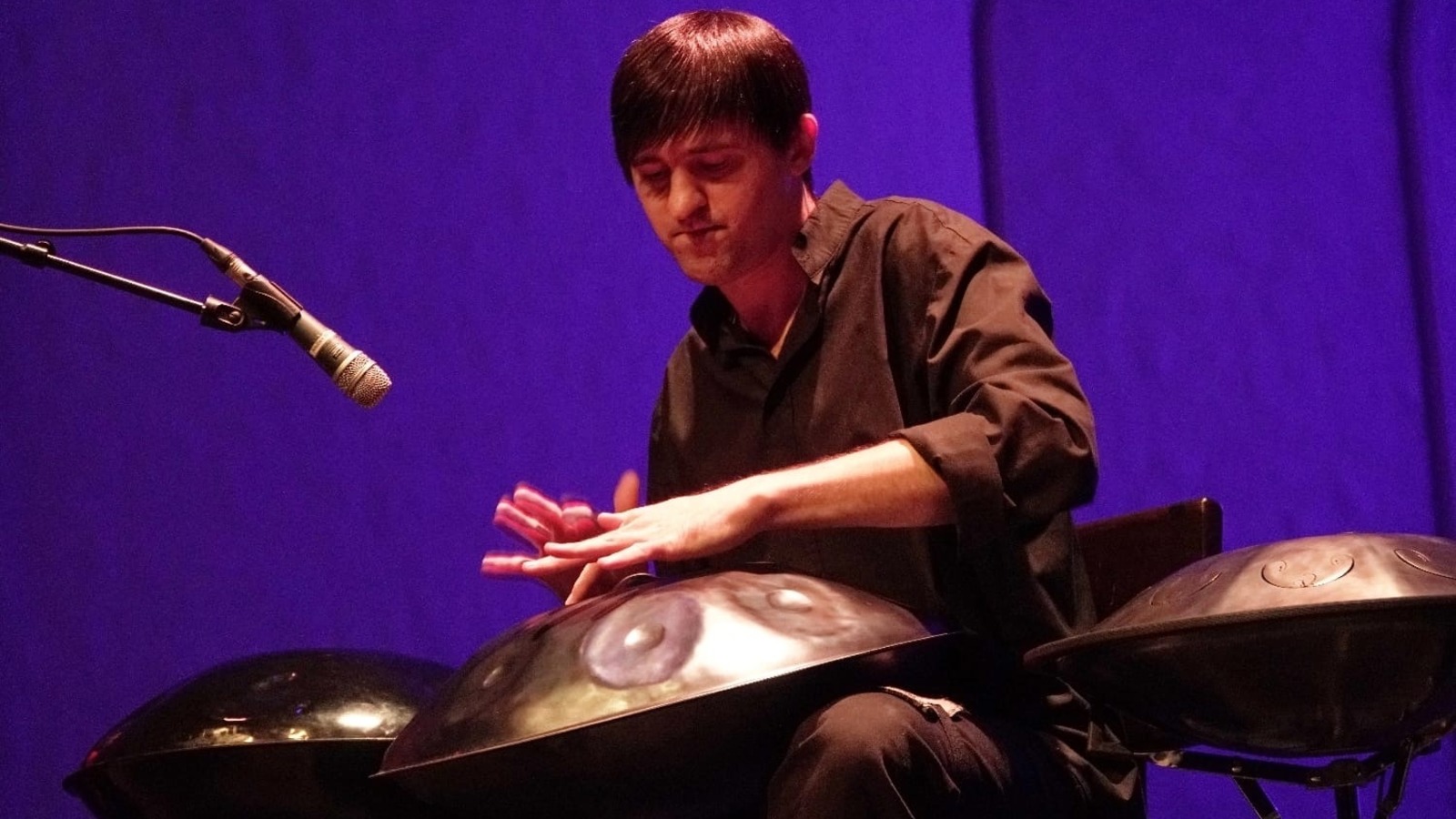 Магия ханга в старинной церкви при свечах